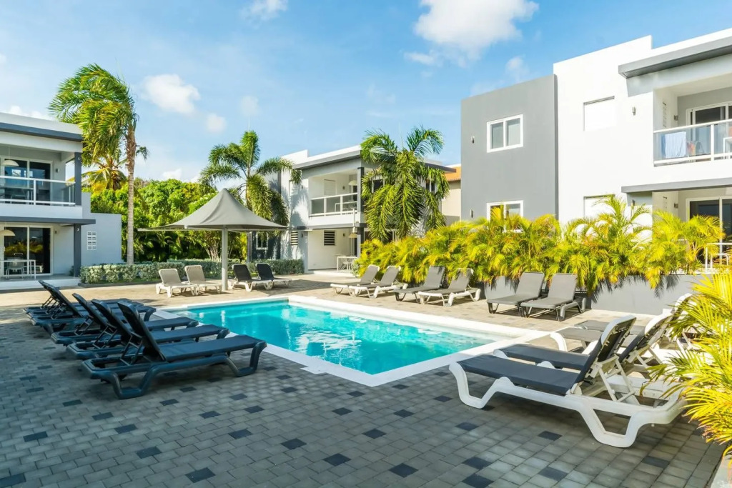 ?Luxurious Holiday-Home? Secured & Intimate Resort