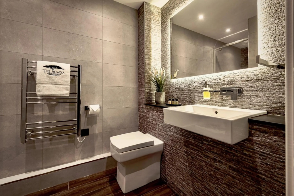 The Acacia, Luxury with Private Balcony + Parking