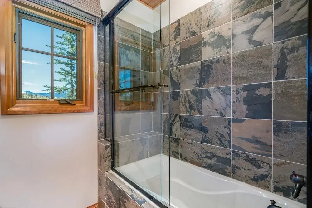 Vista House - 4 Bedroom Home + Private Hot Tub - LLH 57139