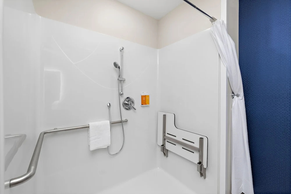 Holiday Inn Express Kansas City North - Parkville by IHG