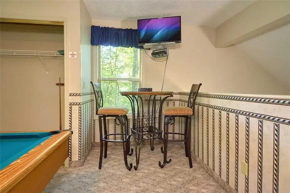 Mountain Hideaway 1 Bedroom Home with Fireplace