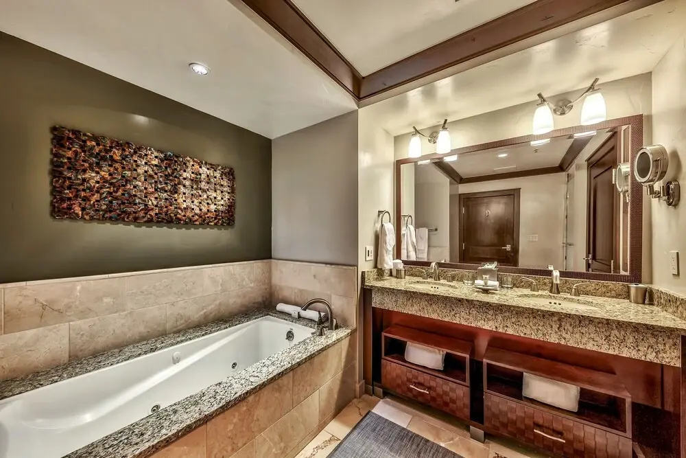 Must See Luxury Vacation  - Sleeps 10 4 Bedroom Condo by RedAwning