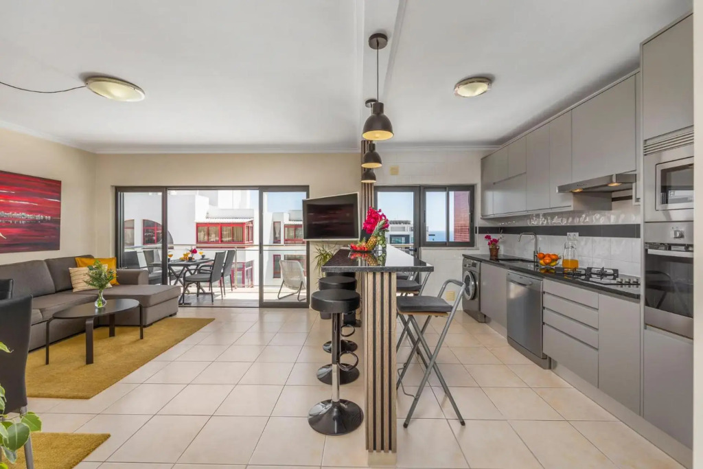 Central Penthouse Apartment w Seaview