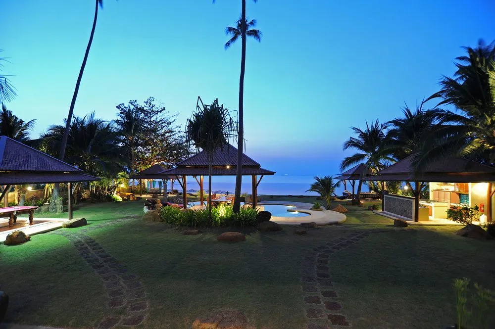 All Inclusive 4 Bedroom Beach Front