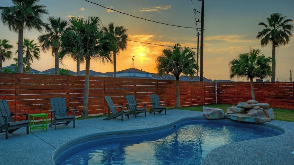 Tickle My Fansea by Avantstay Mins to Shore + Private Pool + Lounge Stylish Beach House