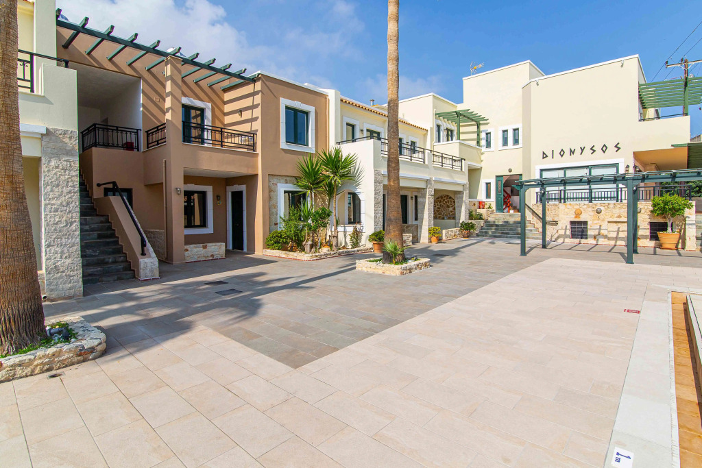 Dionysos Apartments & Studios