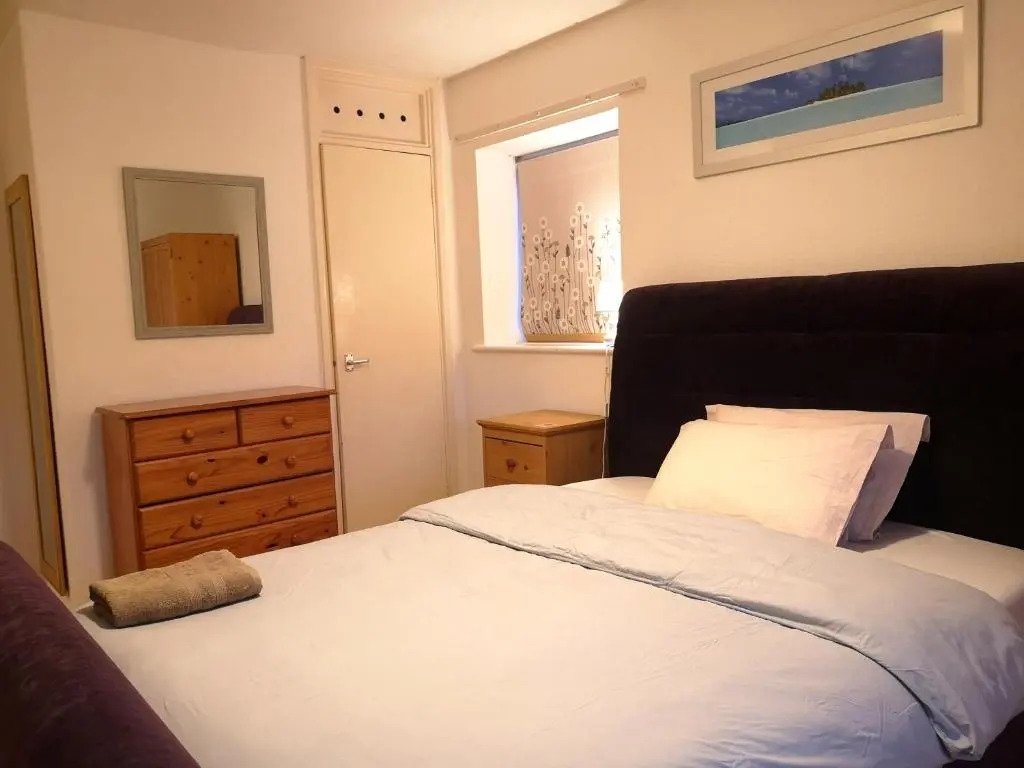 BrumStay UK - 5 Bed TownHouse with Garden and Parking for upto 3 small cars