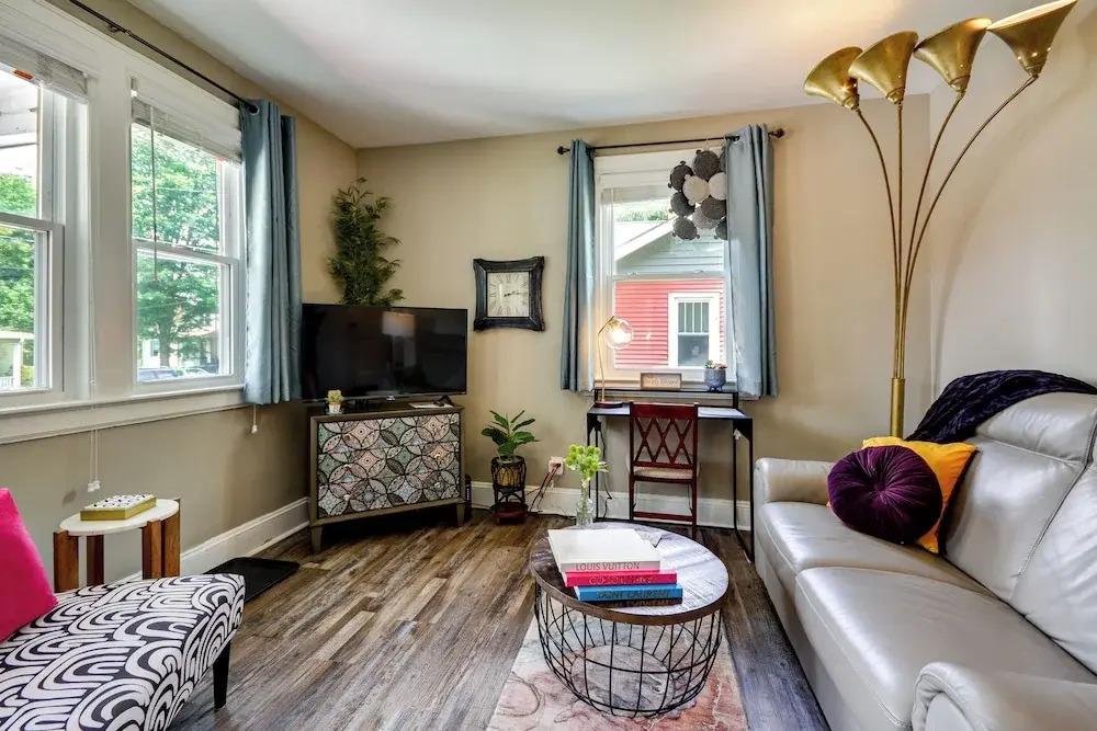 Walk Downtown: Inviting Apartment in Greensboro!