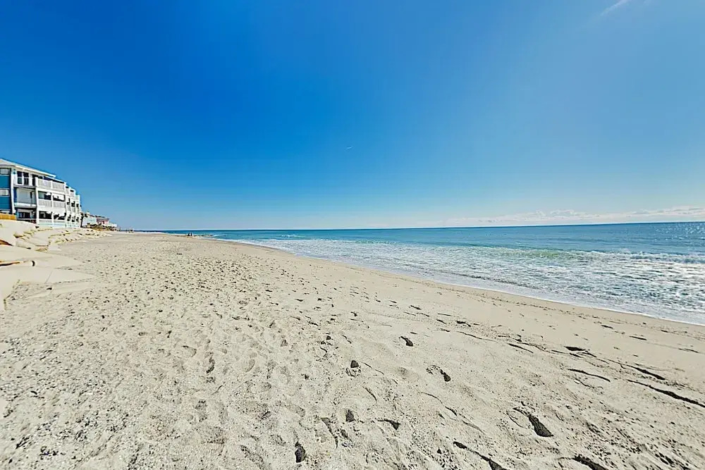 New Listing! Oceanfront W/ Balcony & Pool 1 Bedroom Condo