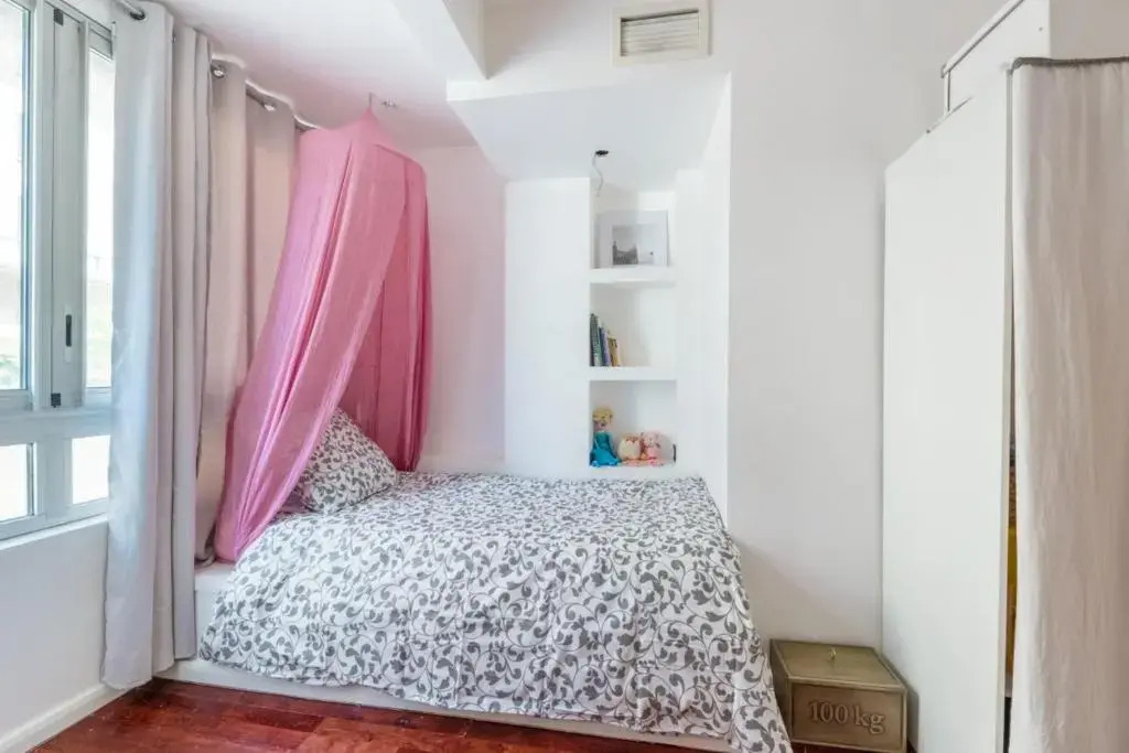 Bright 3br w AC and terrace near the train station in Marseille Welkeys