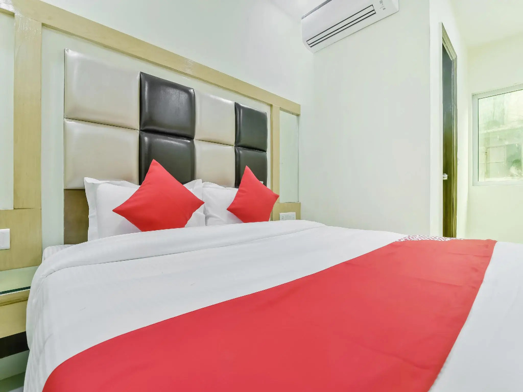 Vaccinated Staff- OYO 28237 Hotel Bramhaputra