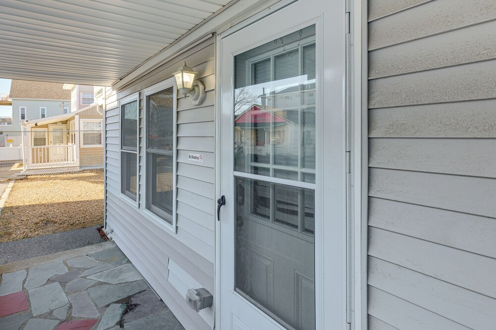 Walk to Public Beach Access! Breezy Hampton Condo