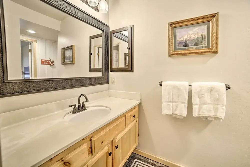 Mammoth Lakes Condo w/ Pool & Spa - Near Shuttle!