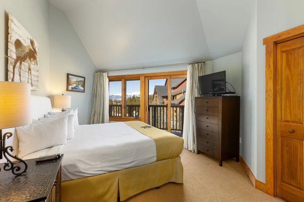 2300 Red Hawk Lodge 3 Bedroom Condo by RedAwning