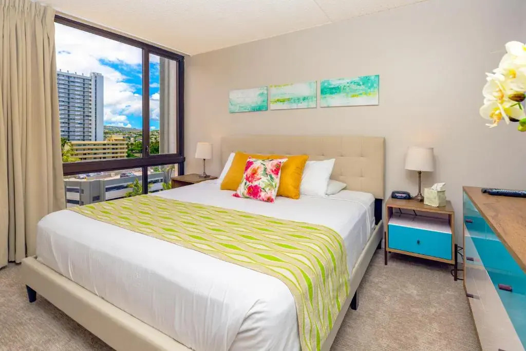 2 Bedroom on the 9th Floor with Diamond Head Views | 1 Block To Beach | Free Parking & Wifi