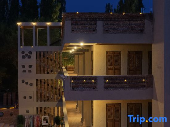 The Ruins Garden Homestay (Mingsha Mountain Crescent Spring Scenic Area Branch)