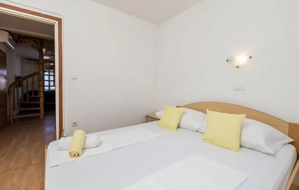 Beautiful Apartment in Lopar With 3 Bedrooms and Wifi