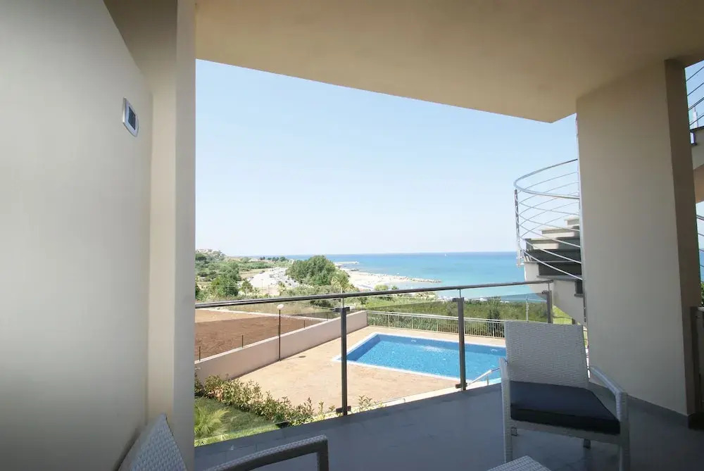 Apartment In Residence With Pool