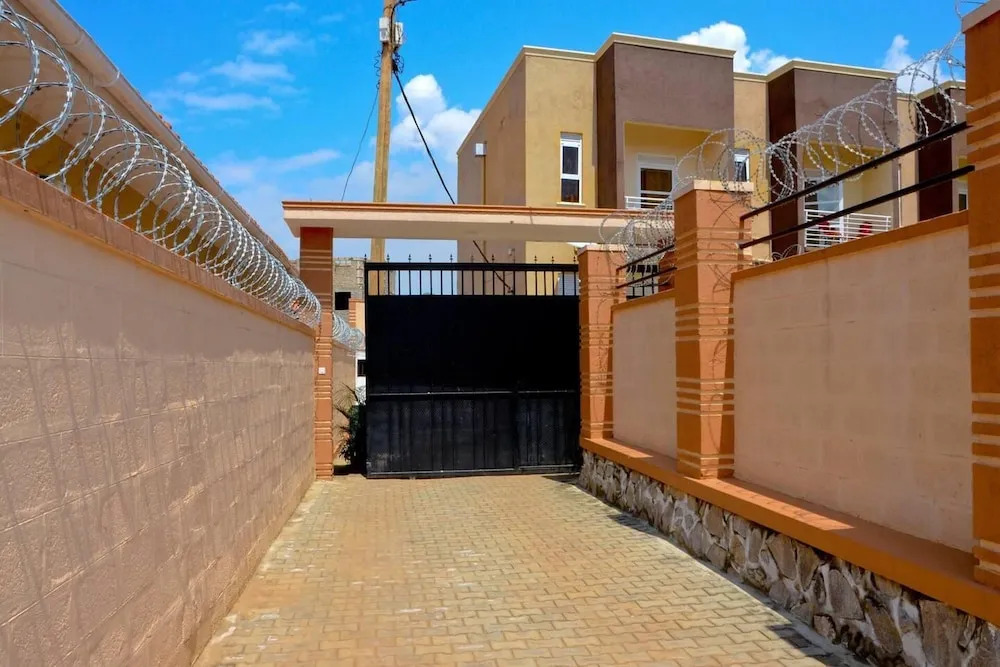 Kampala - Apartment - Sleeps 4 - Parking