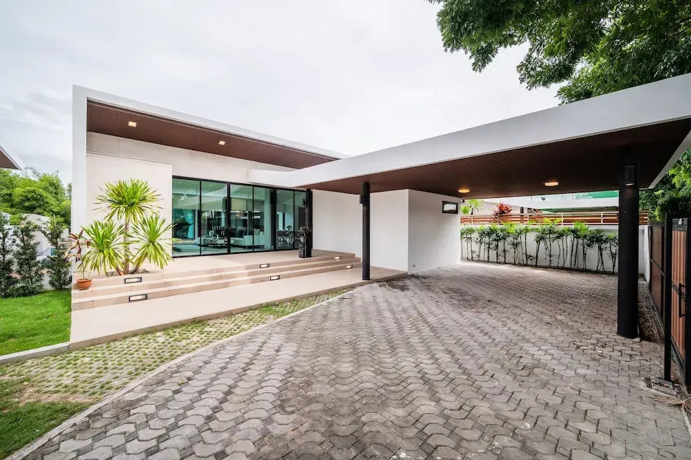 Movenpick Residences 4-Bedroom Pool Villa Beach Access, Na Jomtien Pattaya