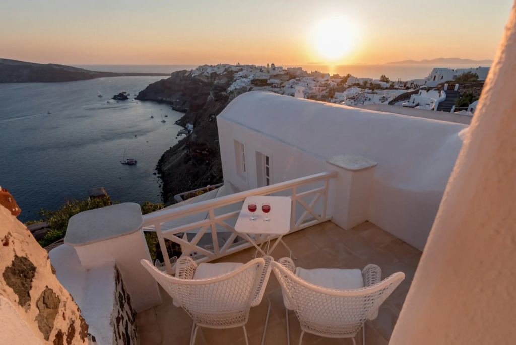 White House Villa with 3 bedrooms and amazing views at Oia