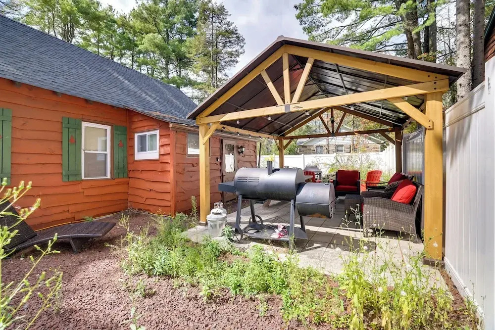 Easy Interstate Access: Original Poconos Log Cabin