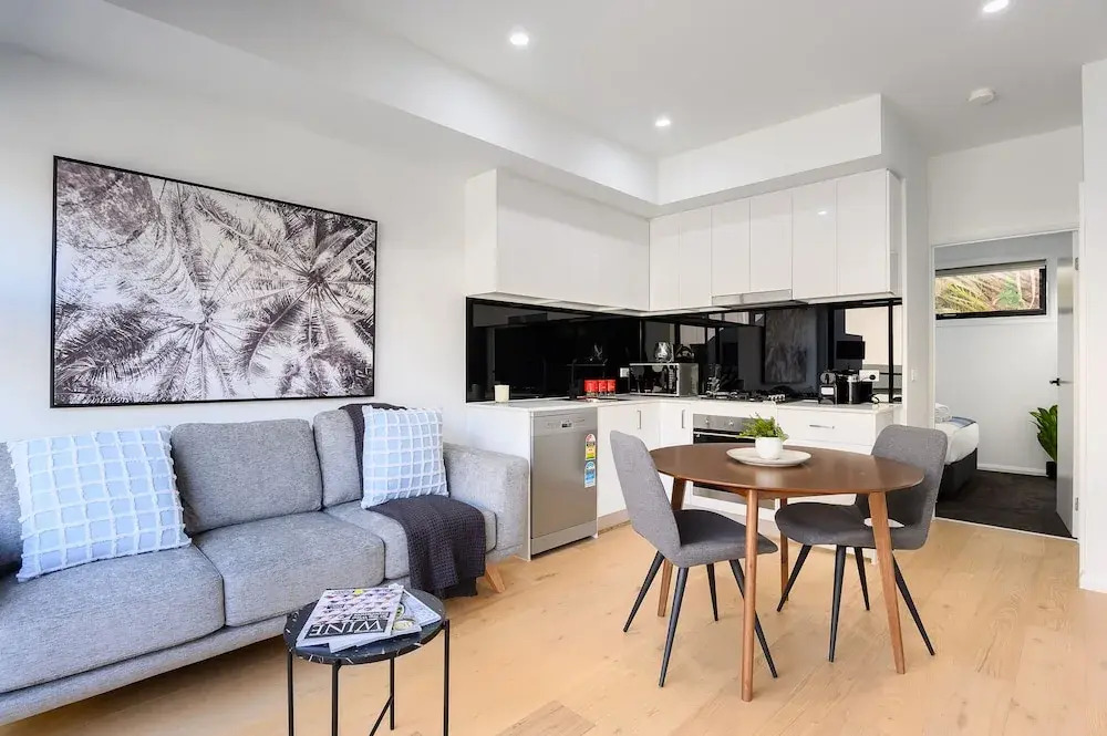 CARLISLE Bright Townhouse in Great Location