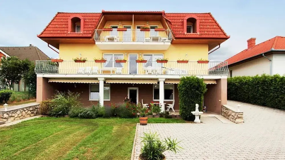 Lena Apartman