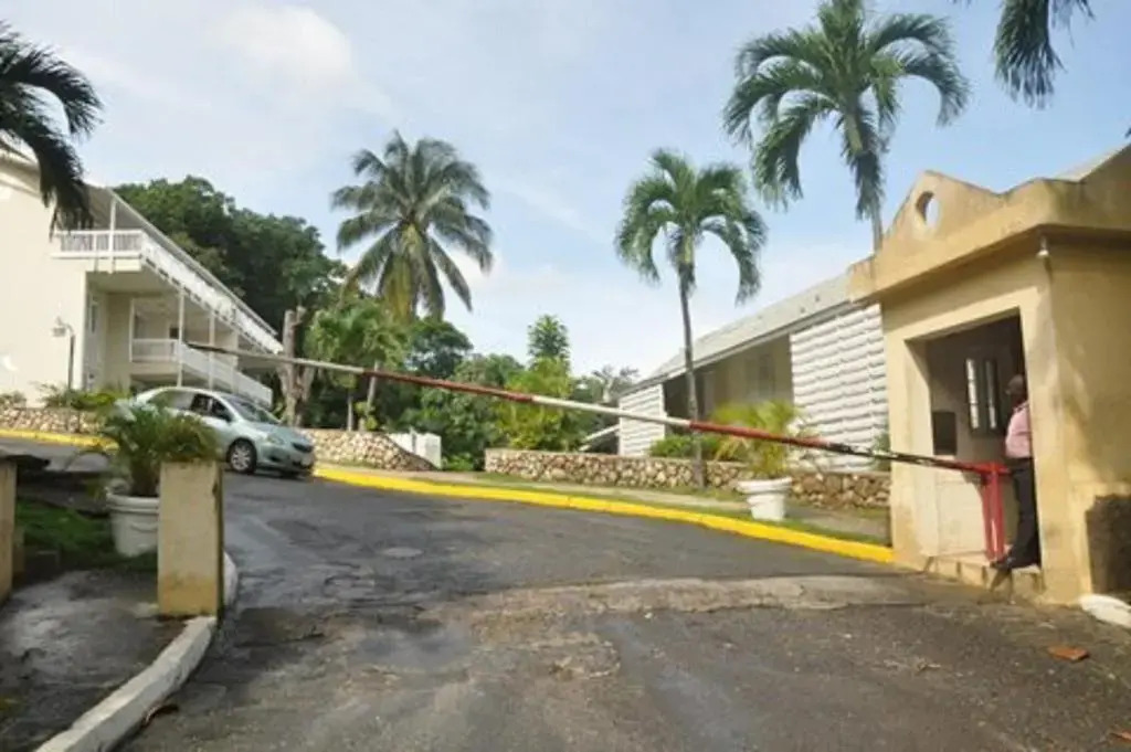 Ocho Rios Ocean Front Luxury Studio Sky Castles 24 hrs sleeps 2
