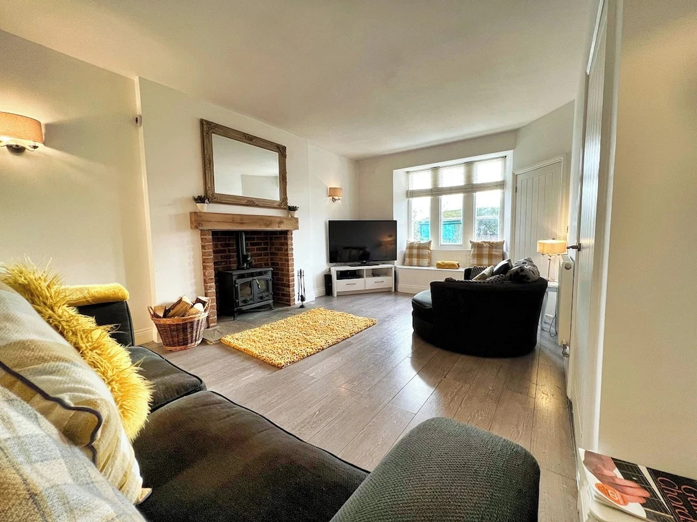 3 Bedrooms - 2 Bath Rooms - Dog Friendly - Parking