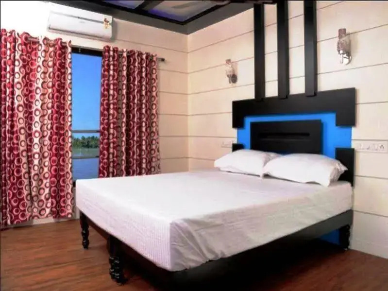 Vaishnav Houseboat