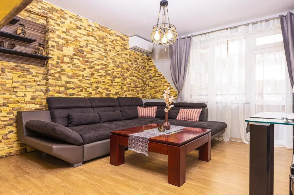 1BD flat with a Garage - 5 mins to the city centre