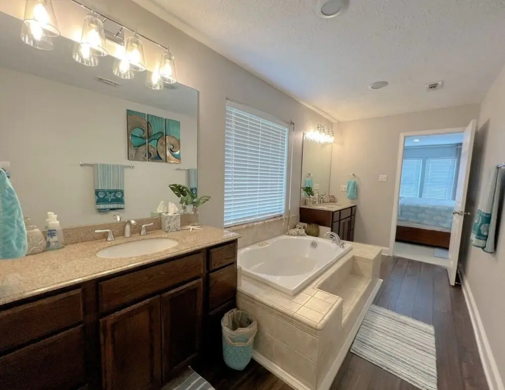 Sea-renity 3 Bedroom Home by Redawning
