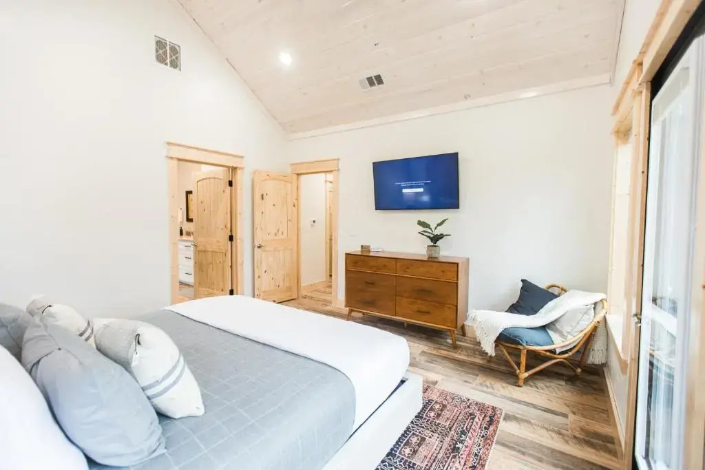 Brand New! Love On The Weekend! 3 Bdrm, 3 and a half Bth, Hot Tub, 2 Fireplaces