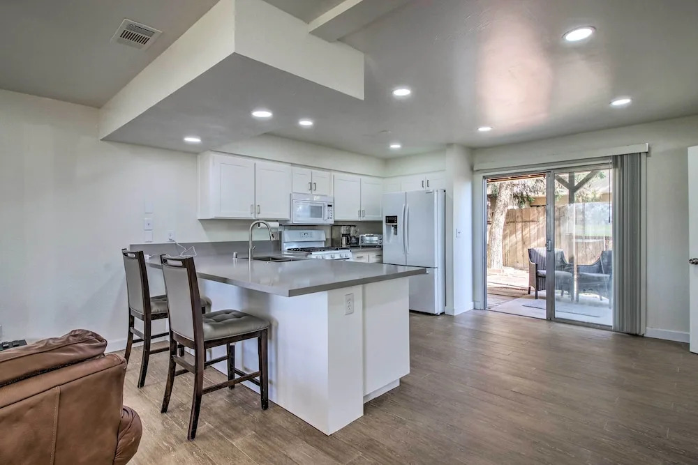 Comfy Bakersfield Townhome - Fire Pit & Patio