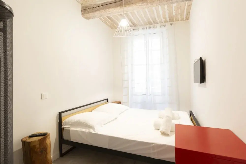 Great brand new 1 bedroom apartment in the center of old Antibes