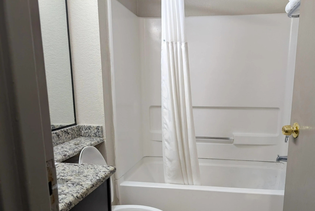 Days Inn & Suites by Wyndham Tampa/Raymond James Stadium