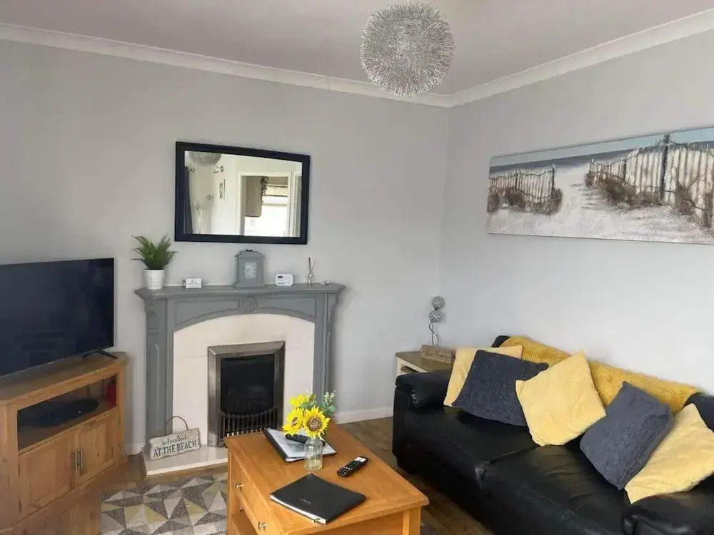 Seasideescape-2br-sleeps4-parking-petsok-fireplace