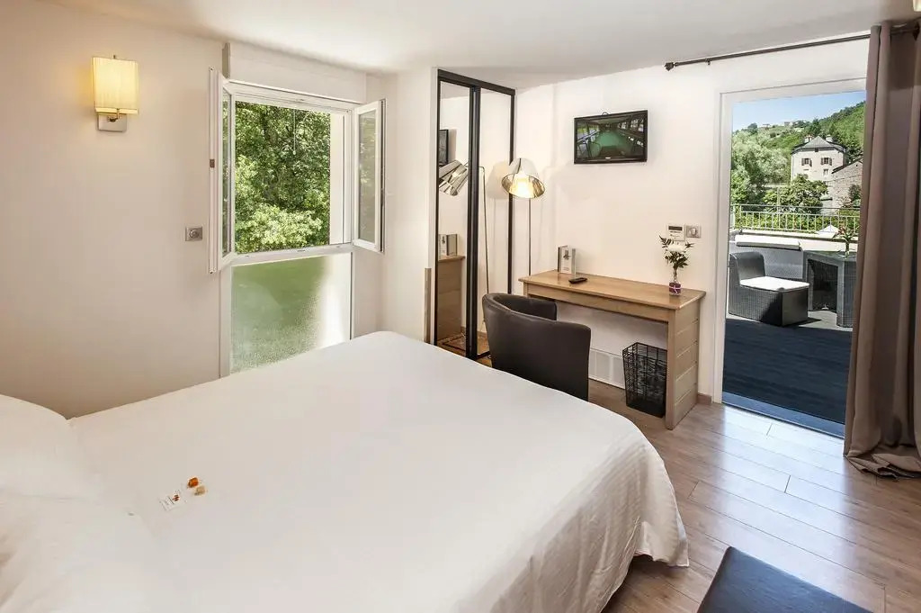 Logis Hôtel Restaurant Les 2 Rives - A75, en bordure de rivière