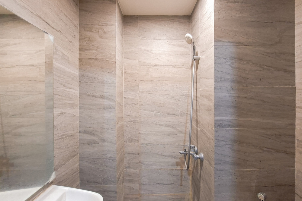 Comfortable And Relaxing Living In Studio At Apartment Collins Boulevard
