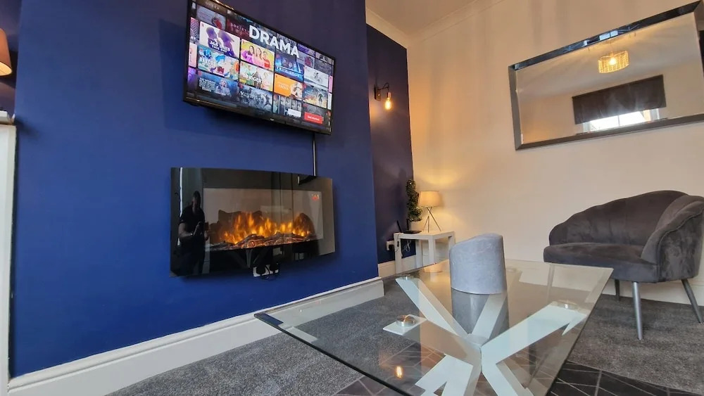 2-bed Home - Sleeps 4, Parking & Garden