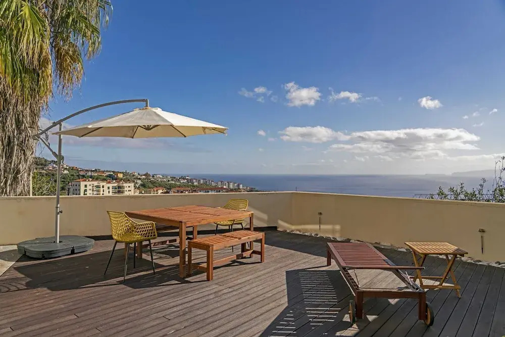 Casa Skyline by An Island Apart