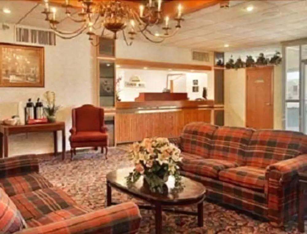 Macomb Inn