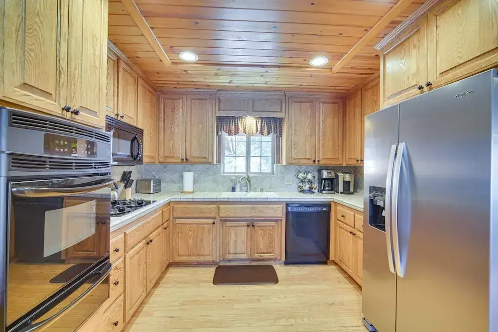 Big Bear Lake Cabin w/ Hot Tub & Gas Fire Pit!