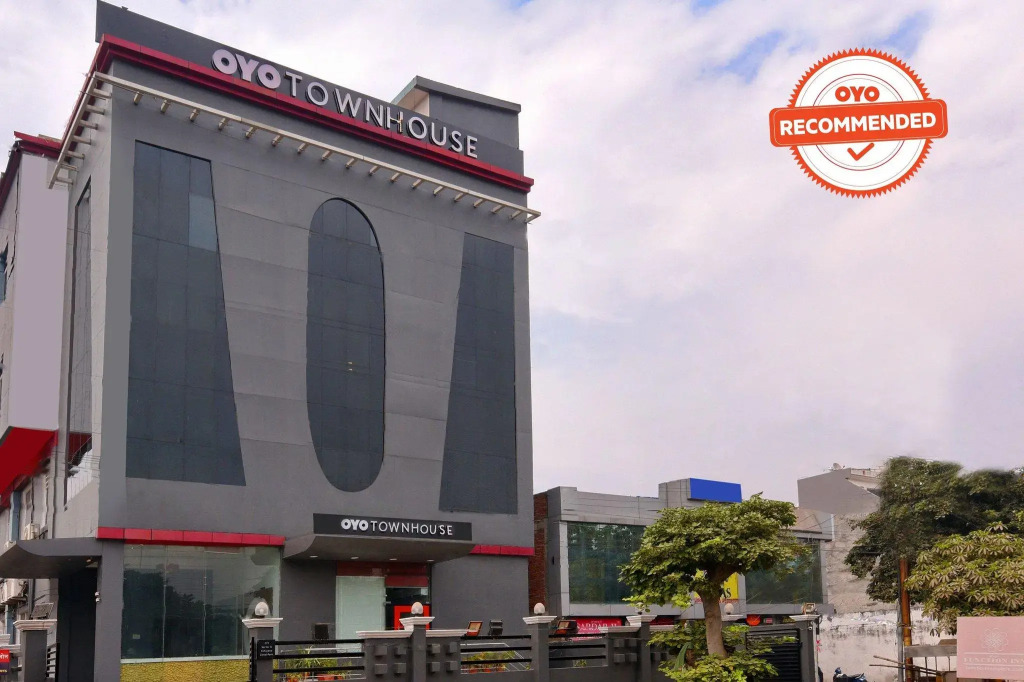 OYO Townhouse 183 Function Inn