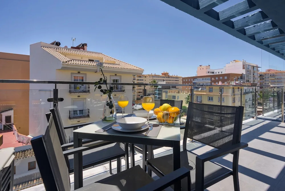 Sur Suites La Dorada, centricos soleados a pocos metros de la Playa y con Parking Opcional