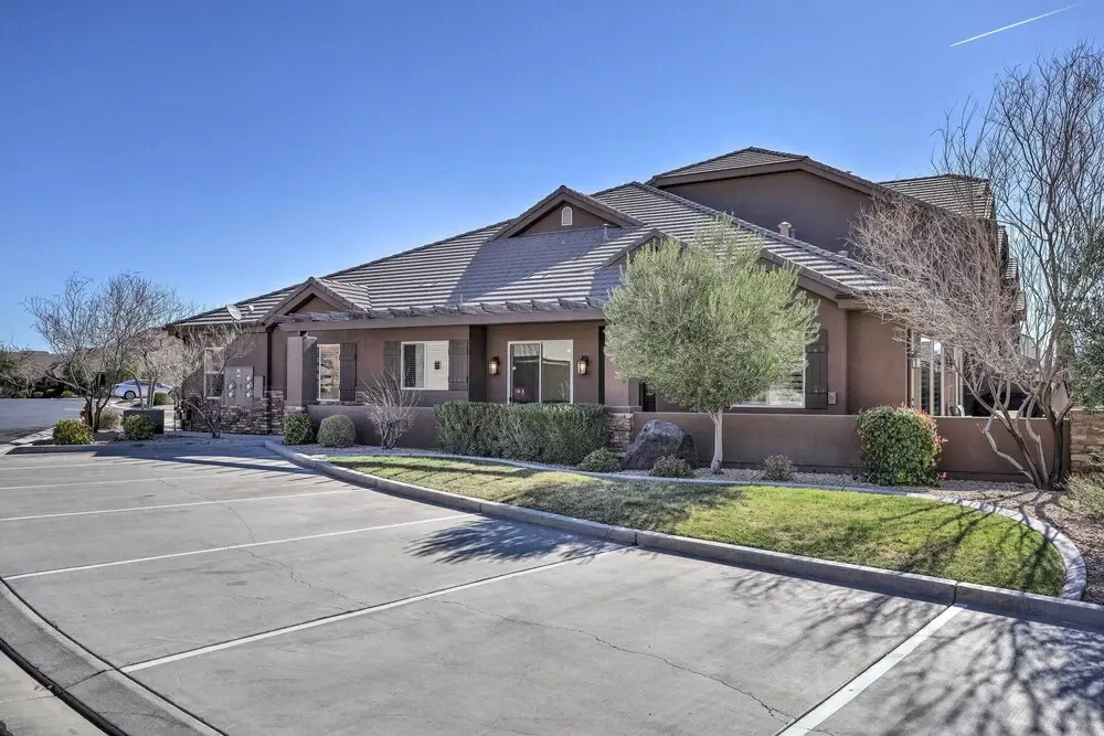 Sleek Home: Patio, Gas Grill & Access to Pool