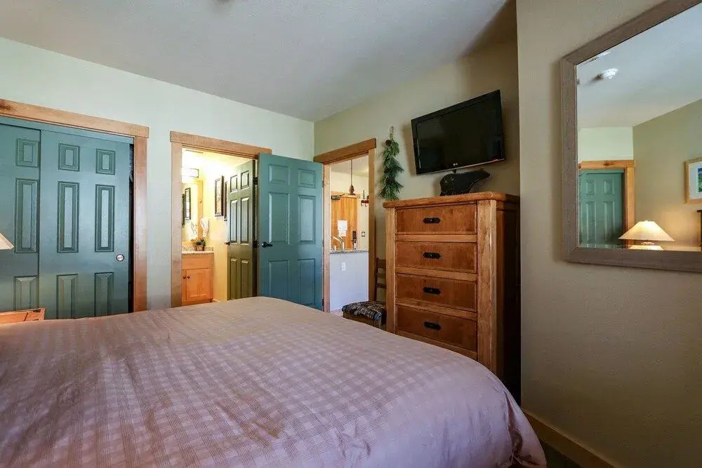 Sunstone 208 Updated Ski-In Ski-Out Condo At Sunstone Lodge with Great Complex Amenities by RedAwning