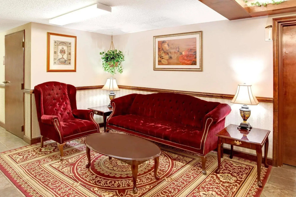 OYO Hotel Adairsville Hwy 140