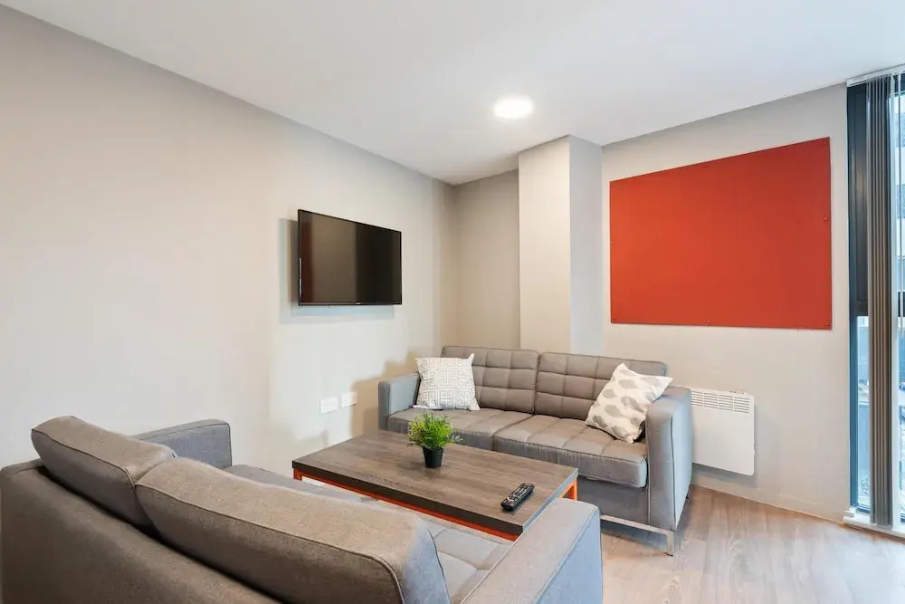 Central Modern 6BR APT With Fast Wifi Sleeps 6